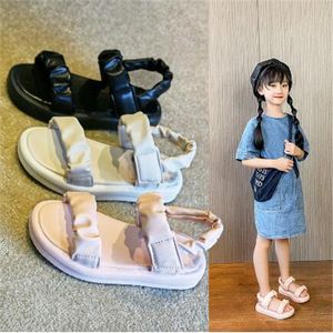Plataforma anti-escravo sapatos infantis para sandálias femininas 2022 Novo verão Pretty Pleated Surface School Girls Sandals Flat Sandals Child