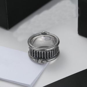 Fashiom Designer Pierścienie dla mężczyzn Letter Srebrny pierścień retro zarabianie dla kobiet projektantów pierścieniowych ozdoby biżuterii ładne 22061103r