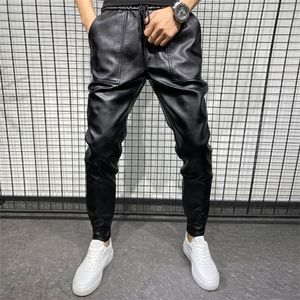 Pantalones de cuero PU gruesos y cálidos para invierno, ropa para hombre, pantalones de moto informales a prueba de viento con bolsillo grande y sencillo, color negro de talla grande 220720