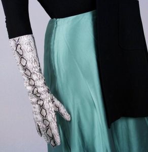 قفازات أصابع المرأة الفضة الأفعى الجلد طباعة فو بو الجلود طويلة الإناث مثير حزب اللباس الأزياء قفاز 40 سنتيمتر R1067