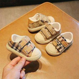 2022 봄 새로운 아기 첫 번째 워커 캐주얼 어린이 캔버스 신발 체크 무늬 아기 신발 소녀 가벼운 부드러운 미끄럼 방지 소년 운동화