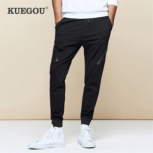 Kuegou Spring Black Men Pants Casual Joggers streetwear sweatpants for brousers long men hip hop baggy track 2953 lj201103