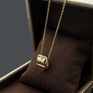 Kommen Sie an. Neue Modedame 316L Titanstahl gravierte Designs V-Buchstabe 18K vergoldete Halsketten mit Schnallenanhänger Vierblatt Flow240f
