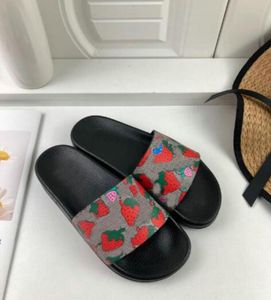 Designer män kvinnor tofflor gummi glidor sandal lyxiga plattblommar jordgubbe skor strand utomhus blomma flip flops storlek 35-46