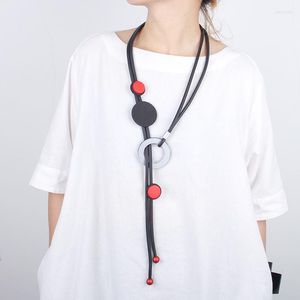 Collane con ciondolo Collana rotonda grande Accessori di perline di legno rosso Gioielli strani femminili lunghi Cerchio Gioielli per le donne Ciondolo regalo Sidn22