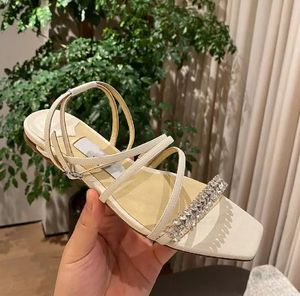 ماركات الصيف الفاخرة Maesie Women's Sandals Flats Latte Nappa Leaf Crystals Strappy Walking Lady Lady Sandalias حفل زفاف