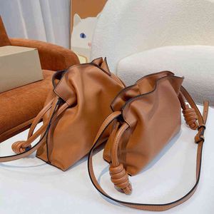 Drawstring Lucky Bag Women Handväska axel mjuk läder designer märke crossbody kvinnlig moln hink 230104
