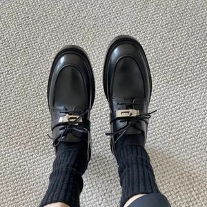 Lyxdesigners klädskor för kvinnors klassiska spänne kohud muffin snörning loafers toppkvalitet chunky klack senaste plattform tjock solad sko 35-41 med låda