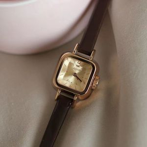 Luxury Female Watch Designer Waterproof Korean Style Simple Retro Light Nisch Trend Temperament Square Small Dial Läder Rem Stud Student and Girl Watch