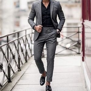 新しい男性のスーツの結婚式の新郎のタキシードのための男のためのブラザージャケットのズボン2部分セットカジュアルなシンプルなスタイリッシュな灰色のプロムの衣装Homme Masculino