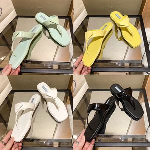 Designer flache Tanga-Sandalen aus gebürstetem Leder, Hausschuhe, Schuhe, Aqua, Gelb, Weiß, Schwarz, Puderrosa, modische Damen-Plattform, Dreieck, Metall-Logo, Strand-Slipper-Sandalen