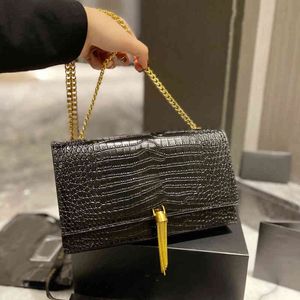 2022 Toptan Klasik Vintage Omuz Çantaları Kadın Çanta Deri Lüks Tasarımcı Alfabe Püskül Dekorasyon Çanta Kadın Crossbody Debriyaj Zincir Çanta Cüzdan