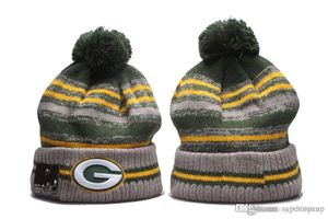 2021新しいフットボールの女性の冬の暖かいビーニーとポンファッション通りのドアの緑の縞模様のGBカフ帽子メンズの頭蓋骨の編み物