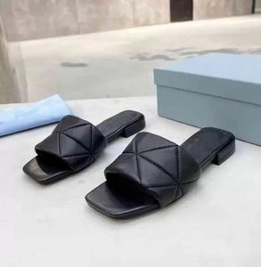 2021S 디자이너 여성용 신발 슬리퍼 샌들 플랫 힐 패션 삼각형 플랫 슬라이드 플립 플롭 여름 정품 가죽 야외 로퍼 목욕 신발 상자