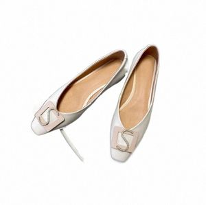 2022 Frühlingsruhrschuhe neue niedrige Ferse Kopf Metallschnalle Flacher Mund Mode Single Schuh Europäische und amerikanische einfache Mode Frauen Schuhe 34-39