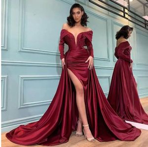 2022 Sexy Burgundy Mermaid Evening Dresses Arabic Aso Ebi Overskirts Pleats Off Shoulder Satin Long Sleeves High Side Slit Prom Gowns Vestidos De Festa C0602W12