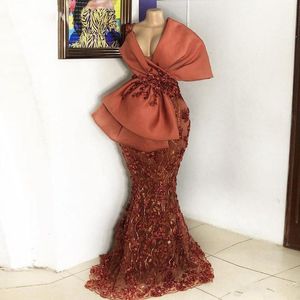 Sexy afrikanische Meerjungfrau-Abendkleider, schicke Spitze, Applikationen, Pailletten, große Schleife, braun, rot, Abendkleid, lang, tiefer V-Ausschnitt, Übergröße