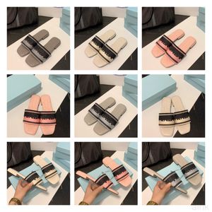 Designerinnen Frauen bestickter Buchstaben Sandalen flache Hausschuhe Leder in bequemen Lambskin -Fersenhöhe 1,5 cm