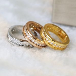 Europe America Style Ring Män Lady Kvinnor Rostfritt stål 18K guldpläterad graverad brev One-Band Set Diamanter Lovers Smal Rings Storlek US5-US10