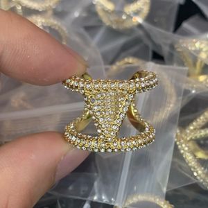 2022 مصممة خواتم الزفاف أزياء مفتوحة الخاتم النساء ضد الأبجدية نمط النحاس 18K الذهب مطلي بالسيدات الكريستال الماس مصمم المجوهرات لامعة
