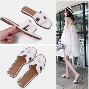 aima e Slippers Htype Designer Slippers Wear Womens Summer Fashion 2024 New Flat Bottomed Tourism Vacation Beach Shoes Straight Leather Sa