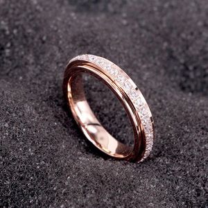 Pierścionki ślubne Projekt obrotowy błyszczący pierścionek cyrkon tytanowa stalowa najwyższej jakości kobieta obietnica biżuteria Miłość marka Anillo prezentding