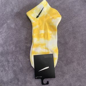 2022 New Tie Dye Socks Uomo e donna Calzini corti e medi Tide Color Sports Cotton Sock 2b