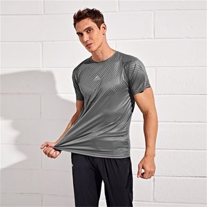 Tシャツを走る男性は圧縮弾性トレーニングジムバスケットボール半袖TシャイスポーツスポーツウェアTシャツD220615