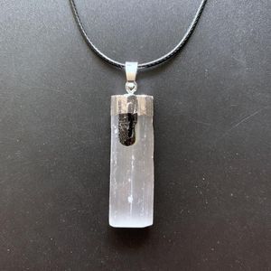 Collane con ciondolo Collana con punto di tormalina di cristallo di selenite naturale Nero Bianco Yin Yang Balance Healing Dropship 1pcPendant