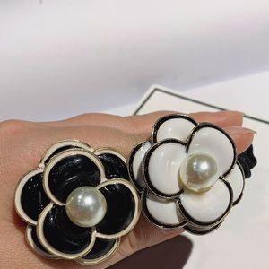 Moda Simples Black e Branco Flor De Borracha De Borracha Cetim Cabelo Cabeça Corda Hairpins Popular Headdress Jóias em países europeus e americanos