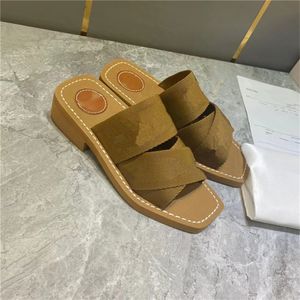 Woody Flat Mule Slapper Sandal Shoe Women Женщины холст вышитые скольжения тапочки черные белые кожаные шлепанцы Размер 35-42