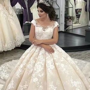 Elegancki nowy przyjazd plus rozmiar A Aplikacje Linia Suknia ślubna Sheer Scoop Pleats Szyja Butt Court Train Bridal Suknia Ślubna