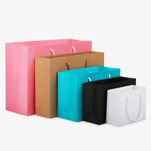 Hediye sargısı 100pcs/lot küçük beyaz kraft kağıt ambalaj çantası pembe giysi kulplarla siyah alışveriş baggift