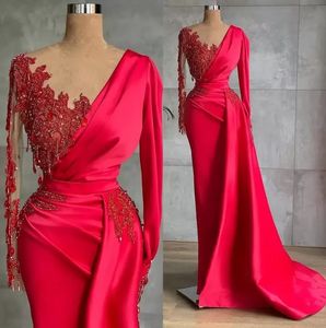 Kırmızı deniz kızı gece elbiseleri şeffaf uzun kollu boncuk püsküllü dantelli Arapça resmi parti önlükleri ünlü gala balo giyiyor BC9410