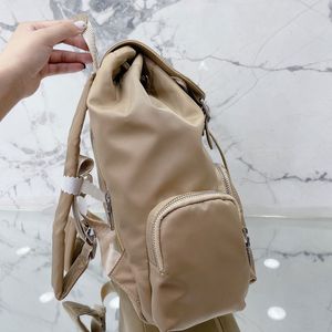 Zaino in nylon Borsa da viaggio di grande capacità Borsa da uomo Stringa di moda Triangolo semplice Decorazione Cerniera interna Tasca frontale Alta Qu290o