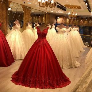 2022 Klassig röd V-hals Prom klänningar golvlängd ärmlösa spetsar applikationer pärlor lång tyll formella aftonklänningar korsett flickor söta 15 quinceanera klänning