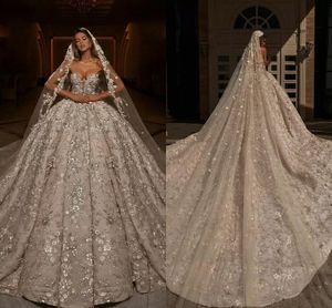 Middle East Royal Ball Gown Wedding Dresses Sweetheart Floral Lace Appliques Sequined Puff Princess Bridal Dresses Long Tain Dubai Arabic Vestidos De Novia CL0778
