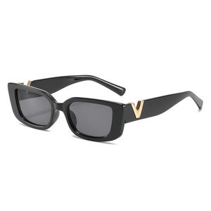 نظارة شمسية عتيقة مربعة مربعة إطار صغير للنساء مع v العلامة التجارية مغالمة الأزياء الفاخرة السيدات الشمس الشمس الظلال UV400 Wholes النظارات الشمسية