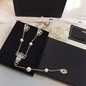 Colar de alta qualidade Colar de alta qualidade feminino Big Flower Pearl Chain Designer Wild Sweater Wild Clavicle Chain Luxury Fashion Classic Ladies Gift Belt Box Box