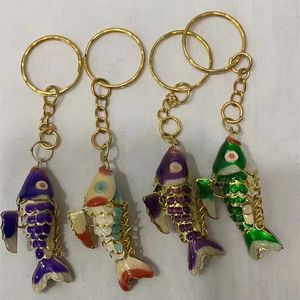 10pcsリアルなスイングエナメルかわいい4.5cmの女性用魚のキーチェーン子供ギフトkeyrings kisrings cloisonne goldfishチャームファンシーキーズチェーン