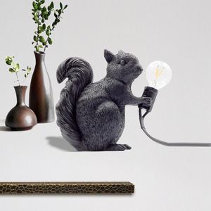 Lampy stołowe Śliczne lampa żywicy zwierząt Kreatywna bioniczna wiewiórka nocna do sypialni Dekoracja pokoju dziecięce