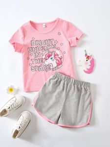 Pantaloncini con rilegatura a contrasto per t-shirt con grafica a lettere unicorno per bambine SHE