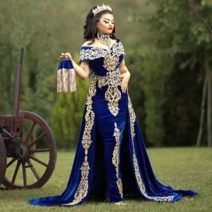 Vestidos de noite azul de veludo azul de Dubai árabe com saia destacável Apliques de renda fora de ombro de manga curta 3 peças Vestidos de ocasião formal Kaftan Long Prom