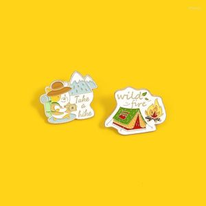 Os broches dos pinos pegam um cachorro de câmera de caminhada Wilde Fire Fire Homatches Broche Pin Novelty Gift Badge esmalte o esmalte de backpack Kirk22 do aluno de joias