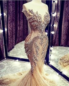 Dubai Luxurious Crystals Pärlade sjöjungfru aftonklänningar Kort ärm Glänsande guldformella aftonklänningar för kvinnor Prom Pageant Dress Long Train