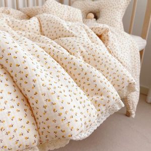 Filtar Svadlande baby filt GASE Mjuk termisk tusensköna spjälsäng spets kant andas barn sängkläder stor varm tillväxt