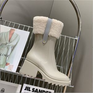 2022 Fashion Last Женская дизайнерская дизайнерская резиновая дождевая сапоги и гладкие квадратные носки в стиле кожаного ботинка.