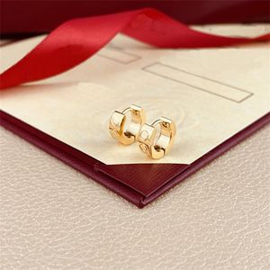 Maleńki metalowy stadnina dla kobiet złoty kolor Twist Okrągłe kolczyki małe niezwykłe buty d'Odeilles moda biżuteria weselna