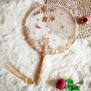 Ventaglio decorativo per la casa fatto a mano Perle di cristallo cinesi Fiore in metallo Fan di nozze Sposa Accessori da sposa Puntelli per fotografia 220505