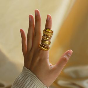 Europejski pierścień minimalistyczny K Gold Signit Dome Pierścienie Chunky L Stal nierdzewna Parged skręcony koziołowy pierścień crozjącej dla kobiet JDR201154